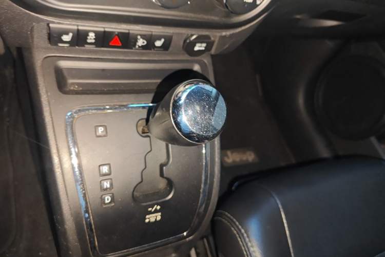 Used Jeep Compass 2012 2.4L four-wheel drive luxury version Gear Lever