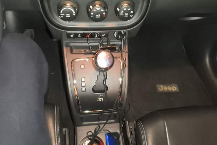 Used Jeep Compass 2012 2.4L Four-Wheel Drive Urban Edition Gear Lever