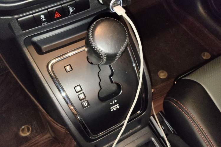Used Jeep Compass 2012 2.0L two-wheel drive sport version Gear Lever