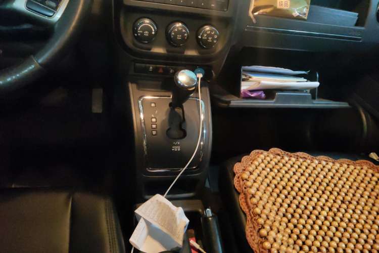 Used Jeep Compass 2012 2.4L four-wheel-drive sport version Gear Lever