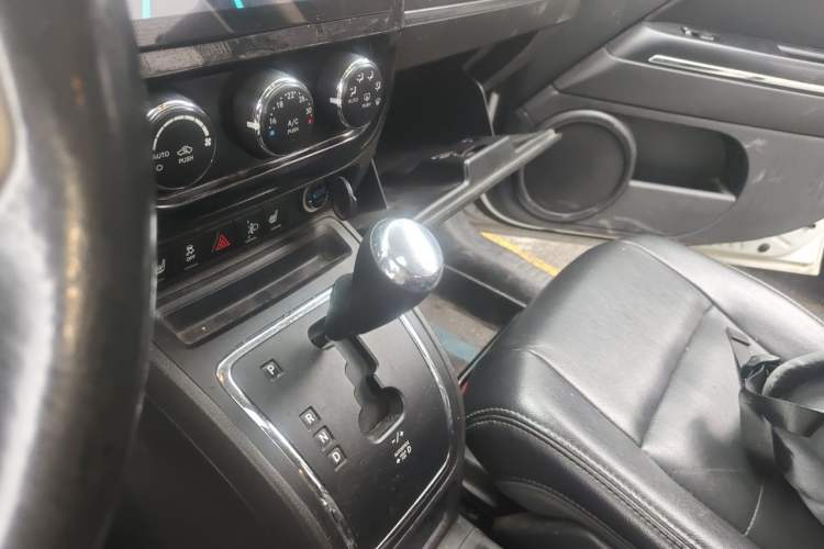 Used Jeep Compass 2012 2.0L two-wheel drive sport version Gear Lever
