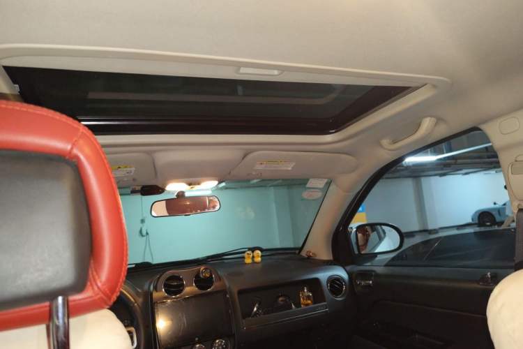 Used Jeep Compass 2012 2.0L two-wheel drive sport version Headliner