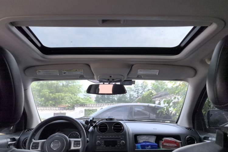 Used Jeep Compass 2012 2.0L two-wheel drive luxury version Headliner