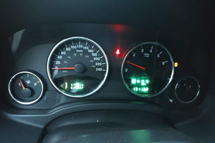 Used Jeep Compass 2012 2.4L four-wheel drive luxury version Instrument Cluster