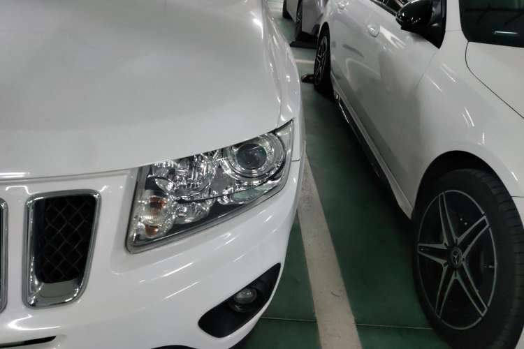 Used Jeep Compass 2012 2.4L four-wheel-drive sport version Left Front Headlight
