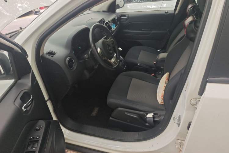 Used Jeep Compass 2012 2.0L two-wheel drive sport version Left Front Seat