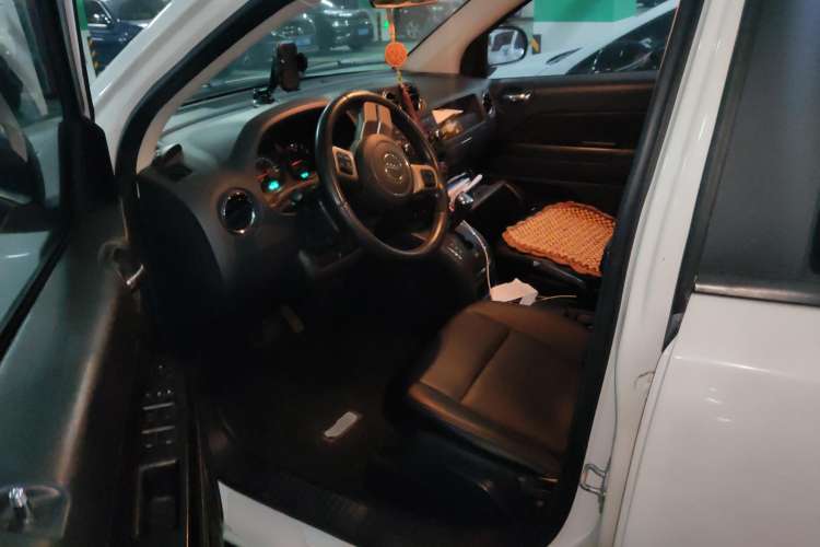 Used Jeep Compass 2012 2.4L four-wheel-drive sport version Left Front Seat