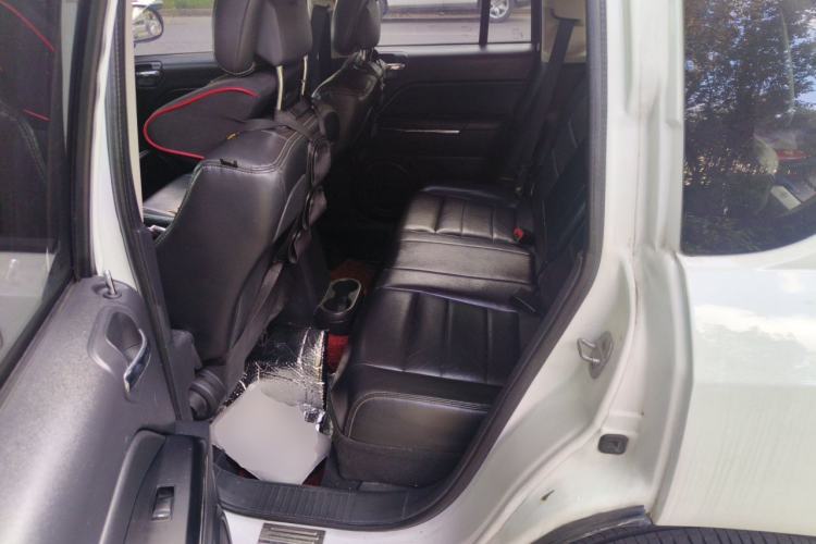 Used Jeep Compass 2012 2.4L four-wheel drive luxury navigation version Left Rear Seat