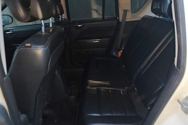 Used Jeep Compass 2012 2.4L four-wheel drive luxury version Left Rear Seat