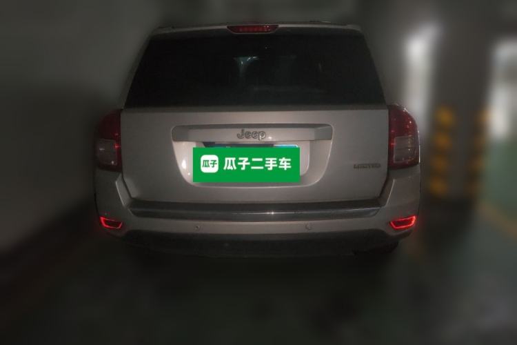 Used Jeep Compass 2012 2.4L four-wheel drive luxury version Rear
