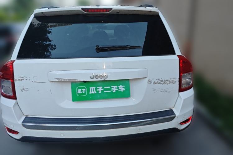Used Jeep Compass 2012 2.4L four-wheel drive luxury version Rear