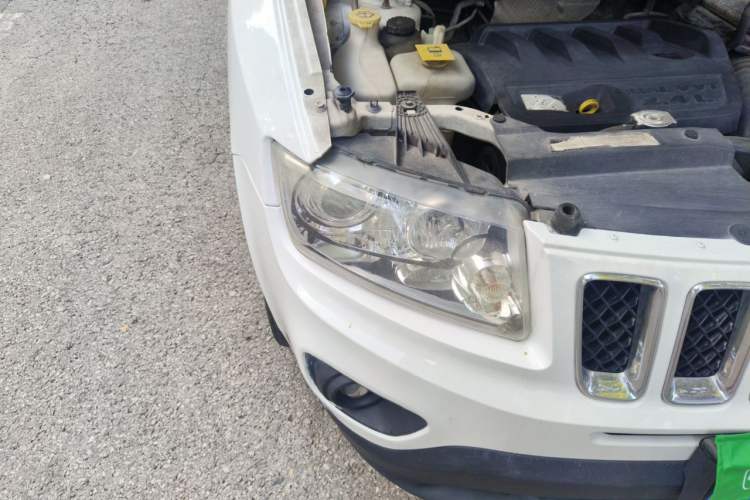 Used Jeep Compass 2012 2.4L four-wheel drive luxury navigation version Right Front Headlight