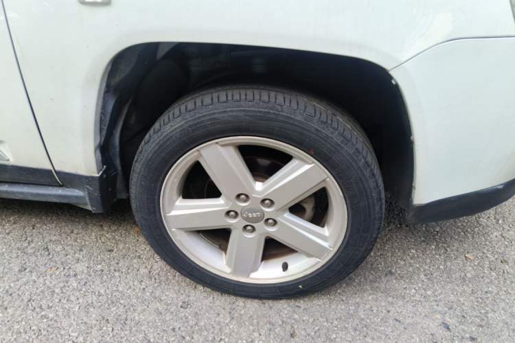 Used Jeep Compass 2012 2.4L four-wheel drive luxury navigation version Right Front Wheel Hub