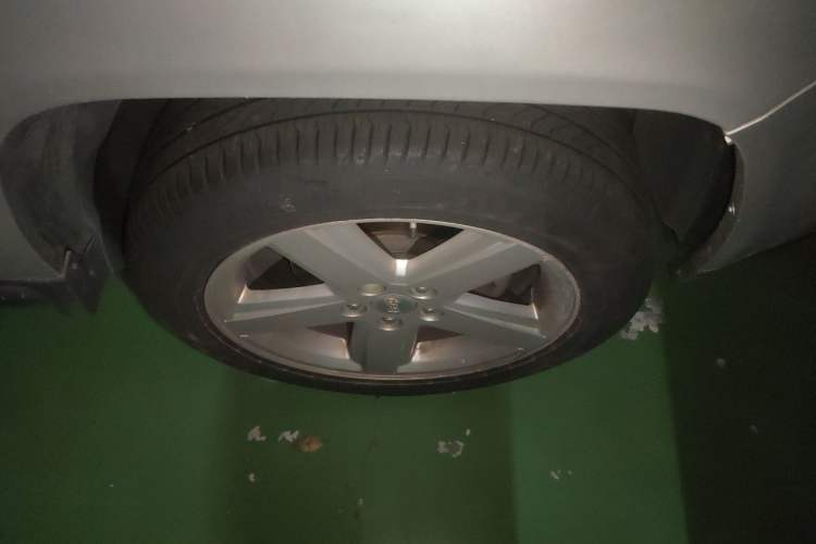 Used Jeep Compass 2012 2.4L four-wheel drive luxury version Right Front Wheel Hub