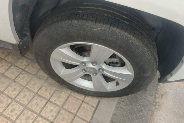 Used Jeep Compass 2012 2.0L two-wheel drive sport version Right Front Wheel Hub