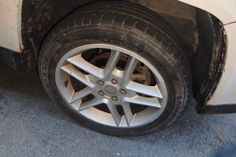 Used Jeep Compass 2012 2.4L four-wheel drive luxury version Right Front Wheel Hub