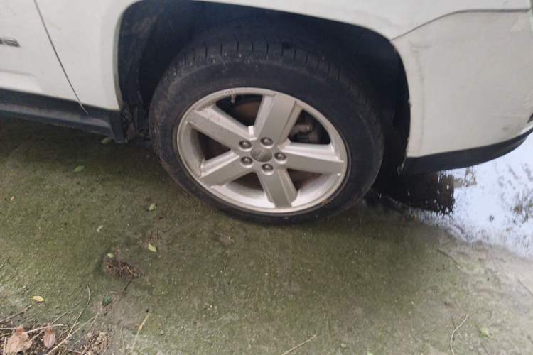 Used Jeep Compass 2012 2.0L two-wheel drive luxury version Right Front Wheel Hub