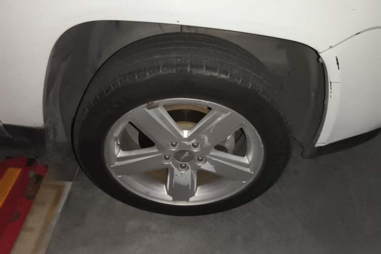 Used Jeep Compass 2012 2.4L Four-Wheel Drive Urban Edition Right Front Wheel Hub