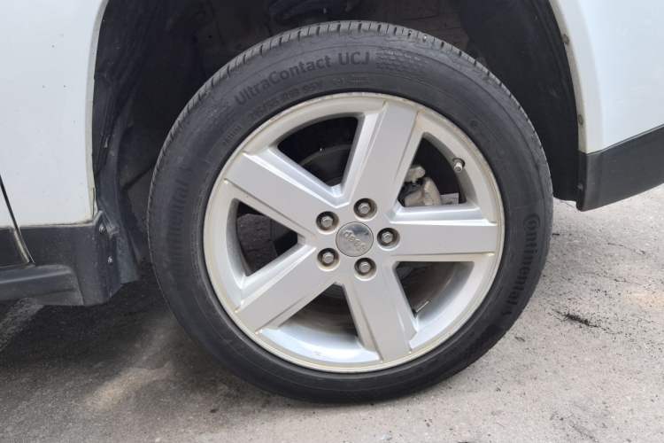 Used Jeep Compass 2012 2.0L two-wheel drive luxury version Right Front Wheel Hub