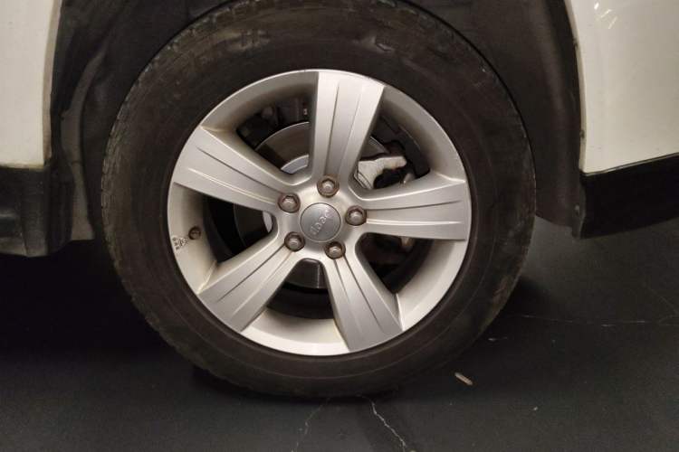 Used Jeep Compass 2012 2.0L two-wheel drive sport version Right Front Wheel Hub