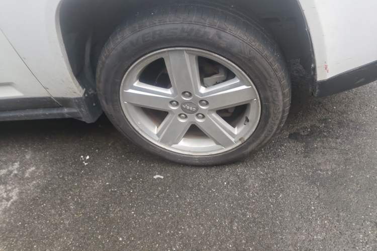 Used Jeep Compass 2012 2.0L two-wheel drive sport version Right Front Wheel Hub