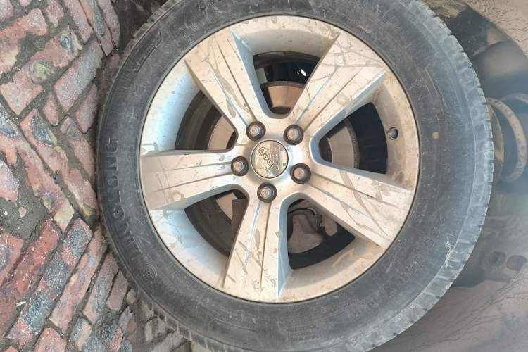 Used Jeep Compass 2012 2.0L two-wheel drive sport version Right Front Wheel Hub