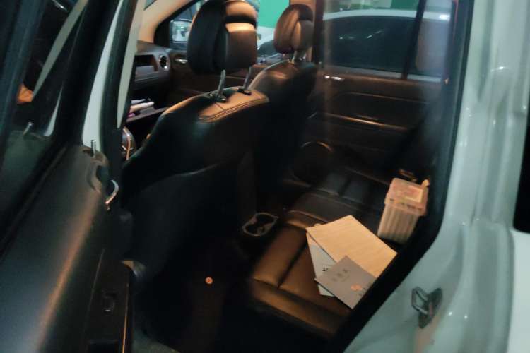 Used Jeep Compass 2012 2.4L four-wheel-drive sport version Right Rear Seat