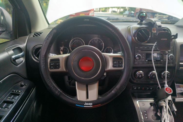 Used Jeep Compass 2012 2.4L four-wheel drive luxury navigation version Steering Wheel