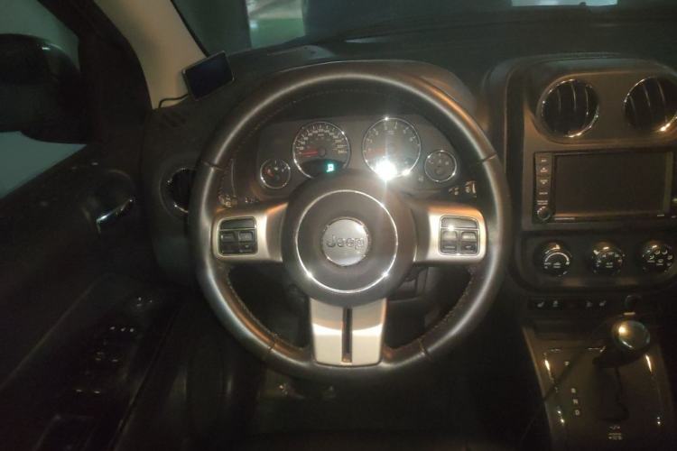 Used Jeep Compass 2012 2.4L four-wheel drive luxury version Steering Wheel