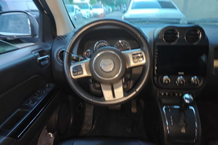 Used Jeep Compass 2012 2.4L four-wheel drive luxury version Steering Wheel