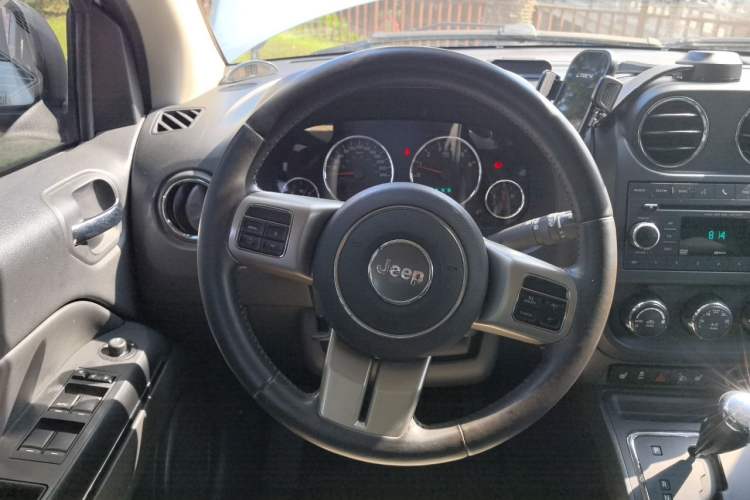 Used Jeep Compass 2012 2.0L two-wheel drive luxury version Steering Wheel