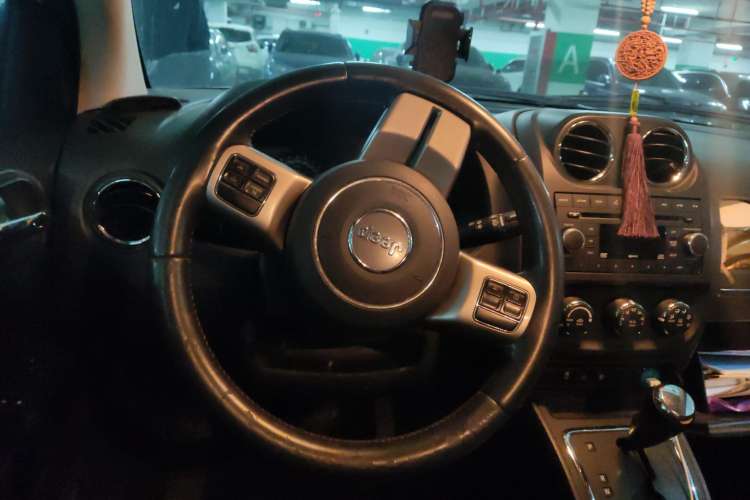 Used Jeep Compass 2012 2.4L four-wheel-drive sport version Steering Wheel