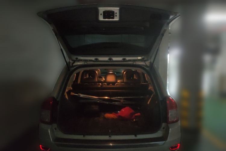 Used Jeep Compass 2012 2.4L four-wheel drive luxury version Trunk