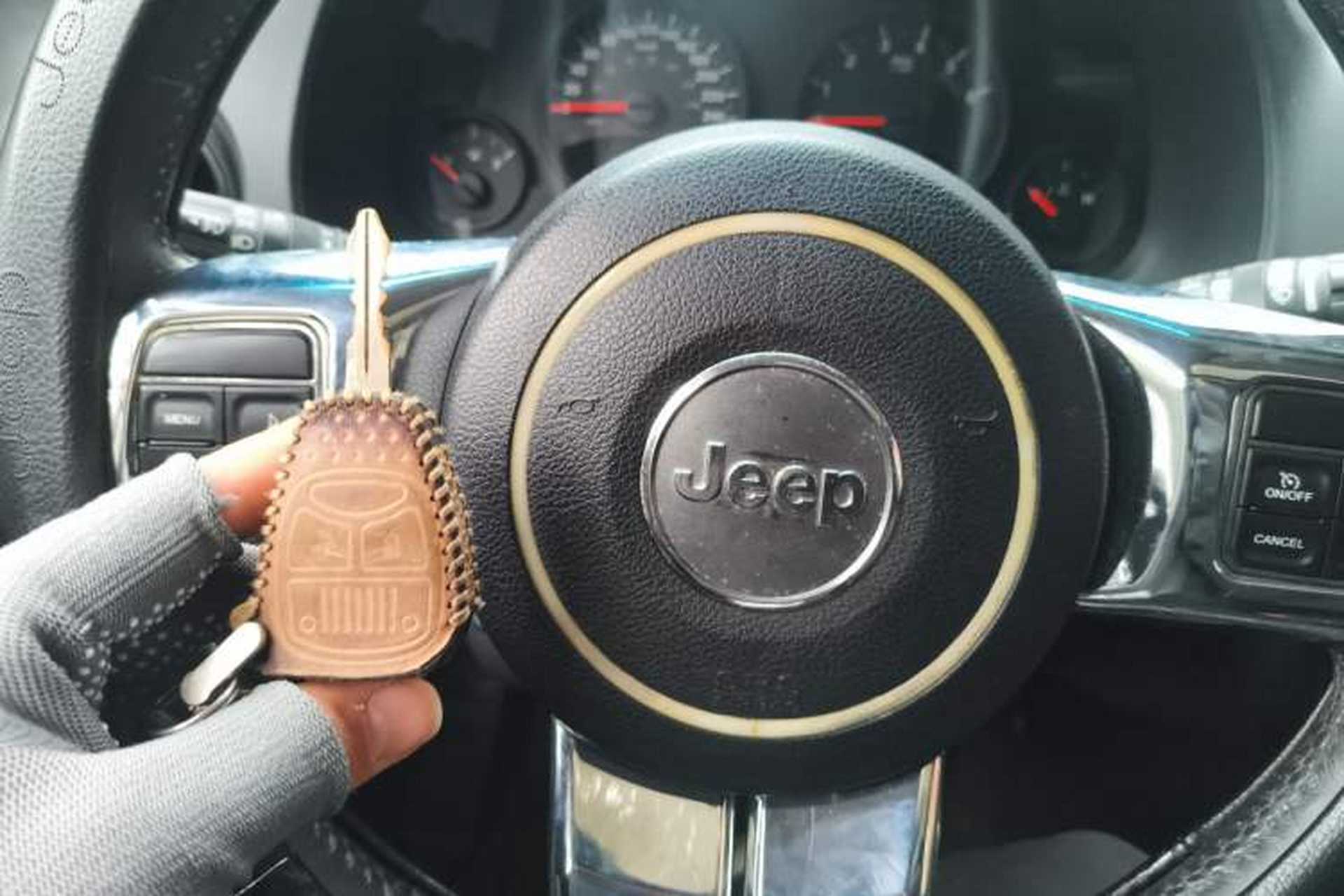 Used Jeep Compass 2012 2.4L four-wheel-drive sport version Vehicle Key