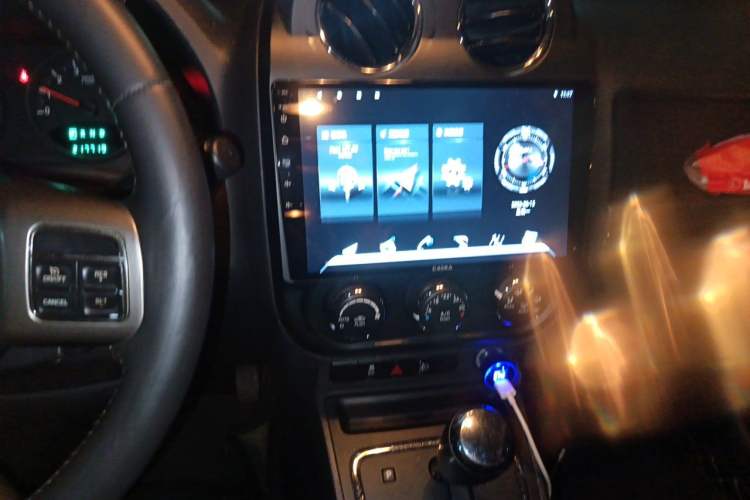 Used Jeep Compass 2013 2.4L four-wheel-drive sport version Audio And AC Panel