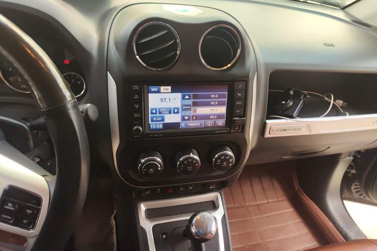 Used Jeep Compass 2013 2.4L four-wheel drive urban version Audio And AC Panel