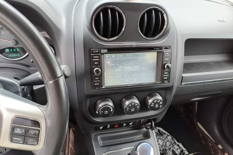 Used Jeep Compass 2013 2.4L four-wheel drive urban version Audio And AC Panel