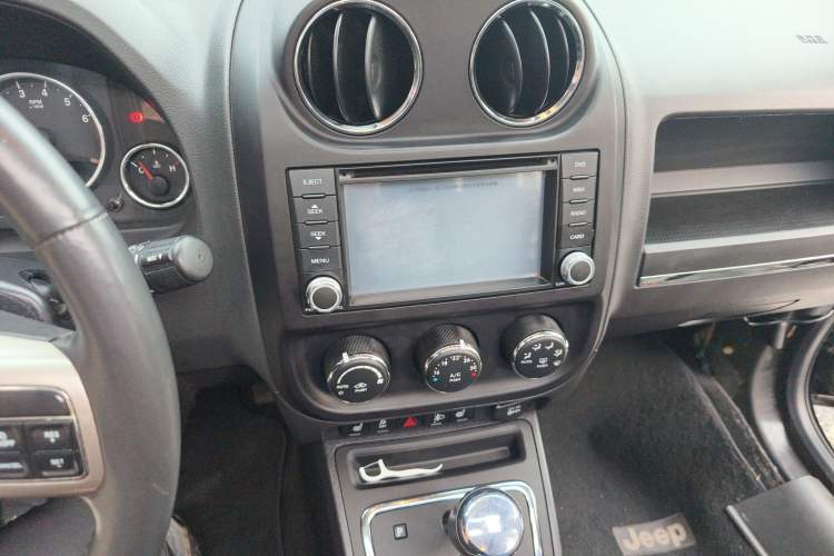 Used Jeep Compass 2013 2.0L two-wheel drive luxury version Audio And AC Panel