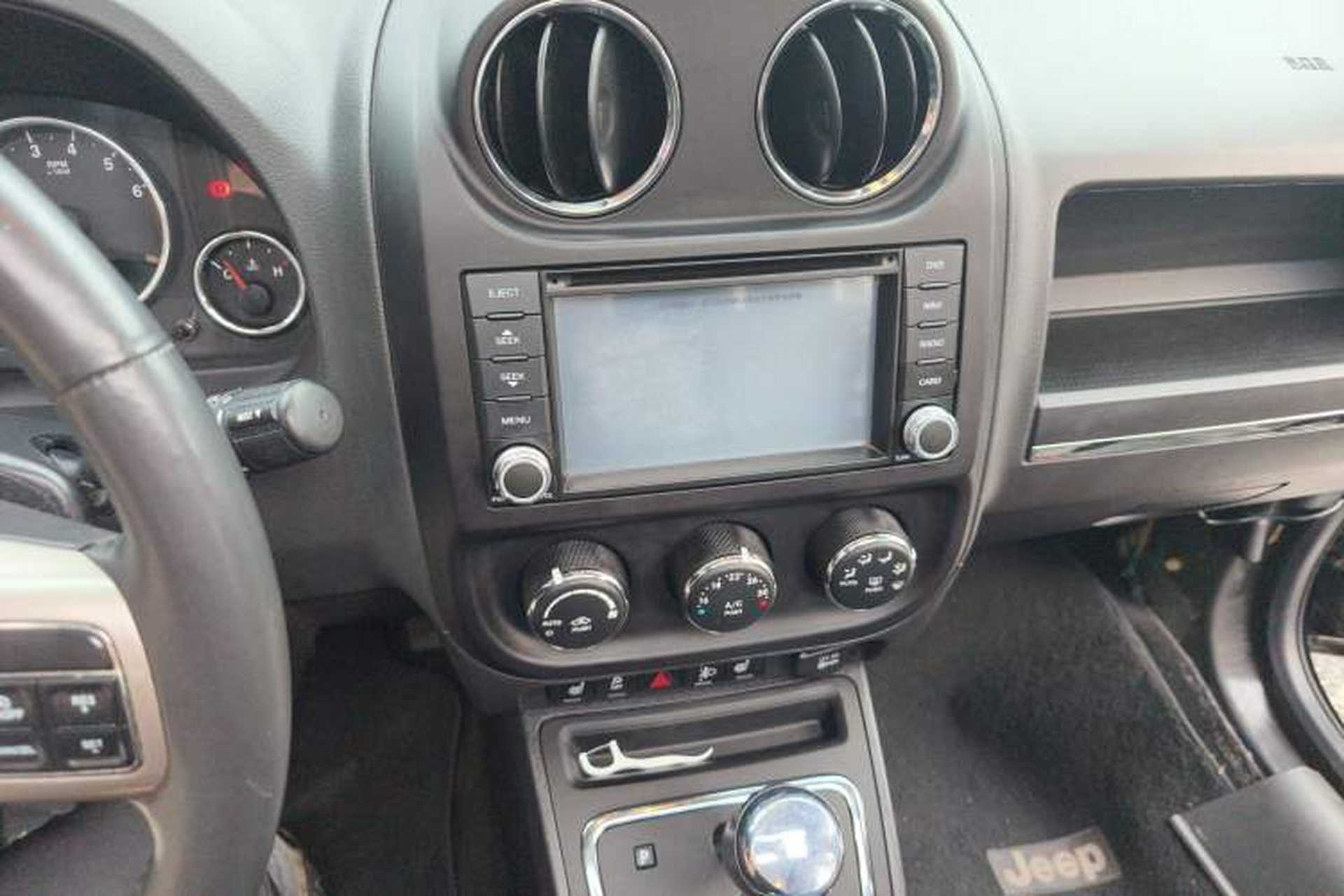 Used Jeep Compass 2013 2.0L two-wheel drive luxury version Audio And AC Panel