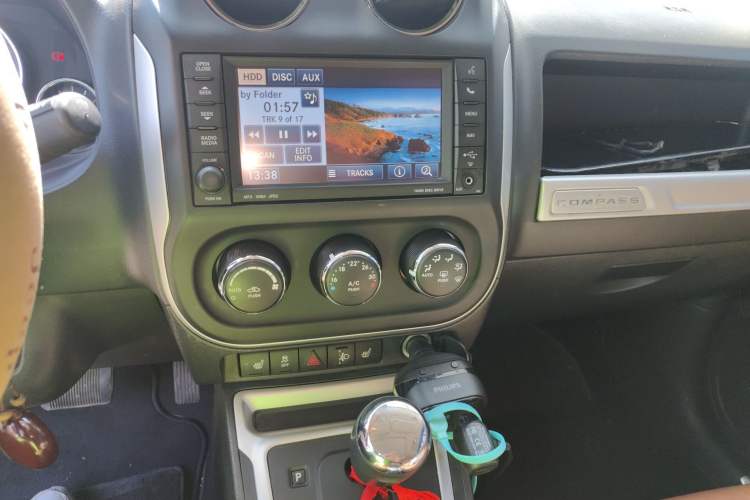 Used Jeep Compass 2013 2.4L four-wheel drive luxury version Audio And AC Panel