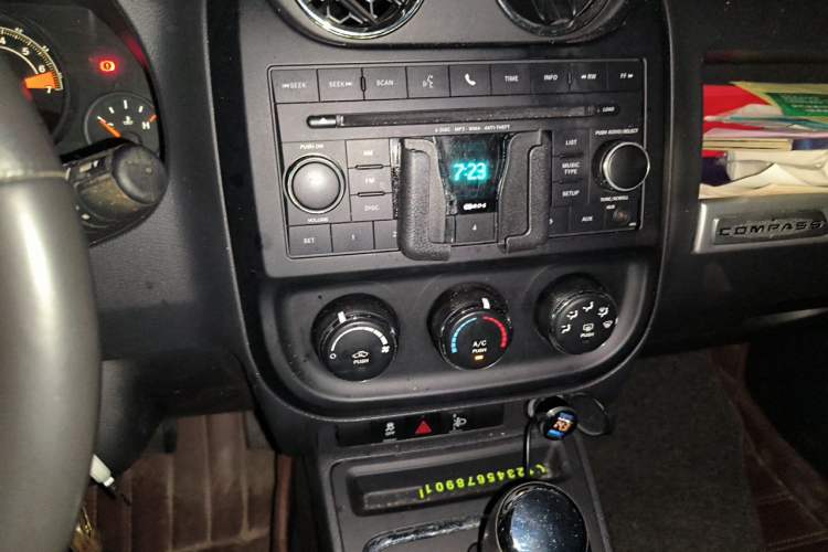 Used Jeep Compass 2013 2.0L two-wheel drive sport version Audio And AC Panel