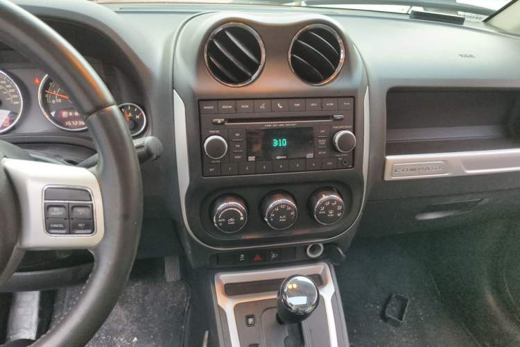 Used Jeep Compass 2013 2.4L four-wheel-drive sport version Audio And AC Panel