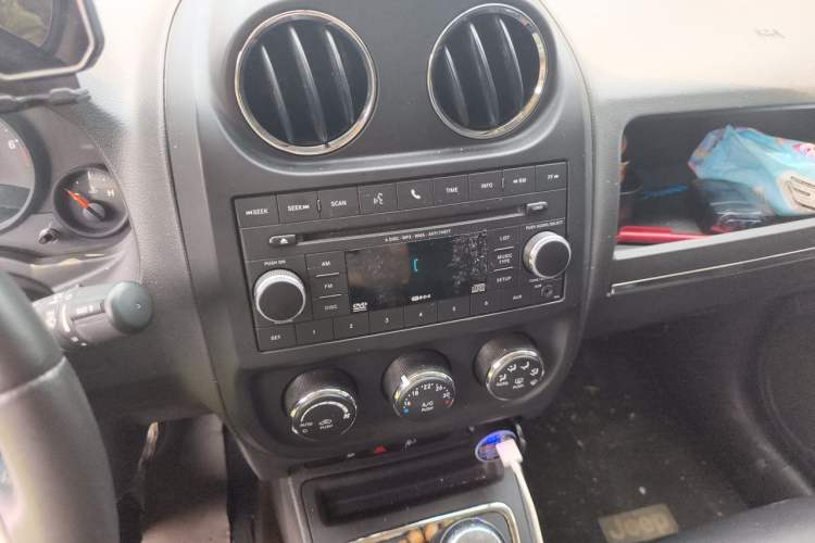 Used Jeep Compass 2013 2.4L four-wheel-drive sport version Audio And AC Panel
