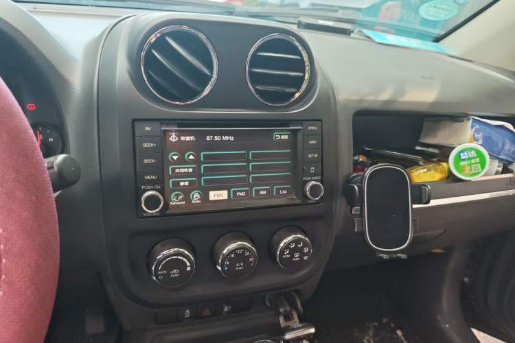 Used Jeep Compass 2013 2.4L four-wheel-drive sport version Audio And AC Panel