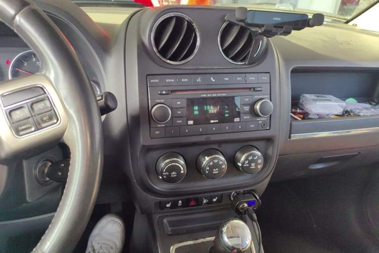 Used Jeep Compass 2013 2.4L four-wheel drive luxury version Audio And AC Panel