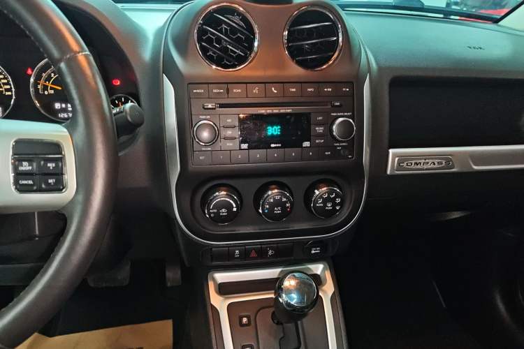 Used Jeep Compass 2013 2.4L four-wheel-drive sport version Audio And AC Panel