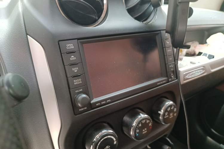 Used Jeep Compass 2013 2.4L four-wheel drive urban version Audio And AC Panel