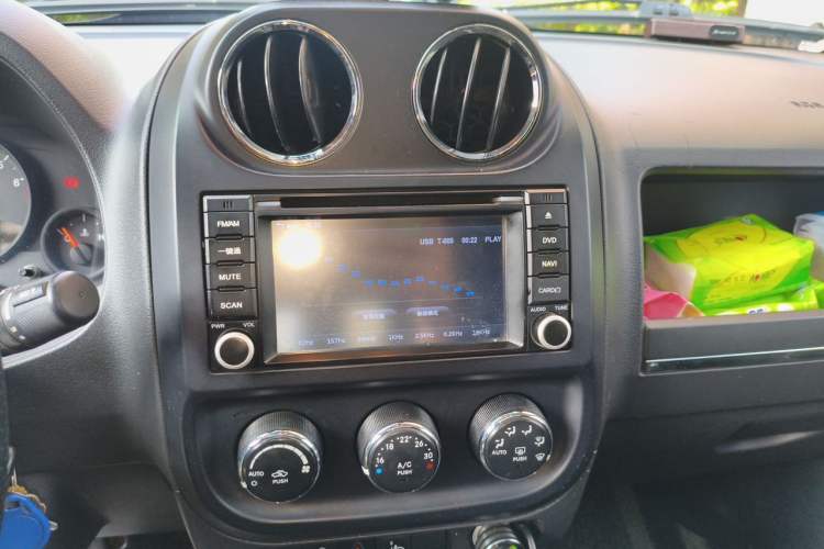 Used Jeep Compass 2013 2.4L four-wheel-drive sport version Audio And AC Panel