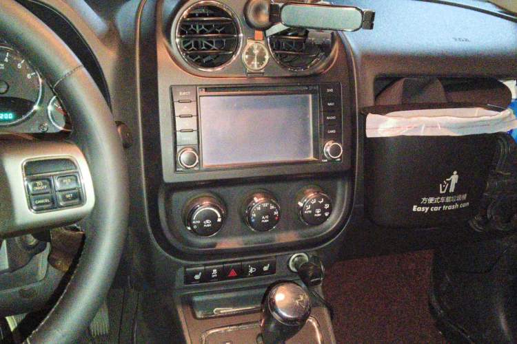 Used Jeep Compass 2013 2.4L four-wheel drive luxury version Audio And AC Panel