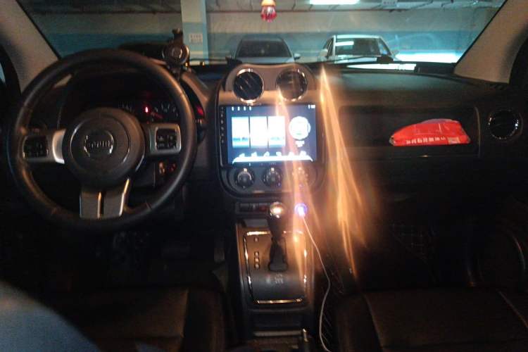 Used Jeep Compass 2013 2.4L four-wheel-drive sport version Center Console